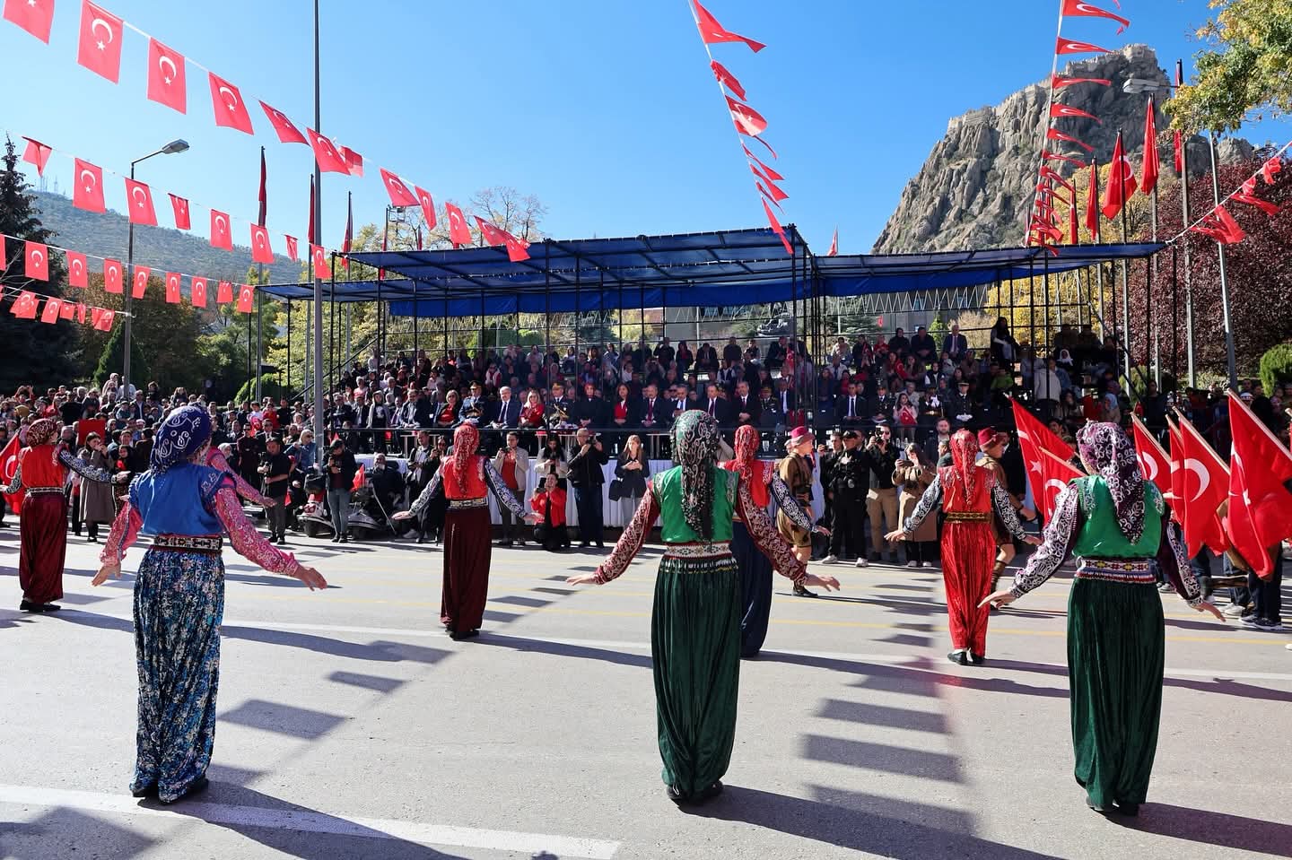 Afyonkarahisar da 29 Ekim Cumhuriyet Bayramı Coşkusu Cumhuriyet Meydanında Yaşandı