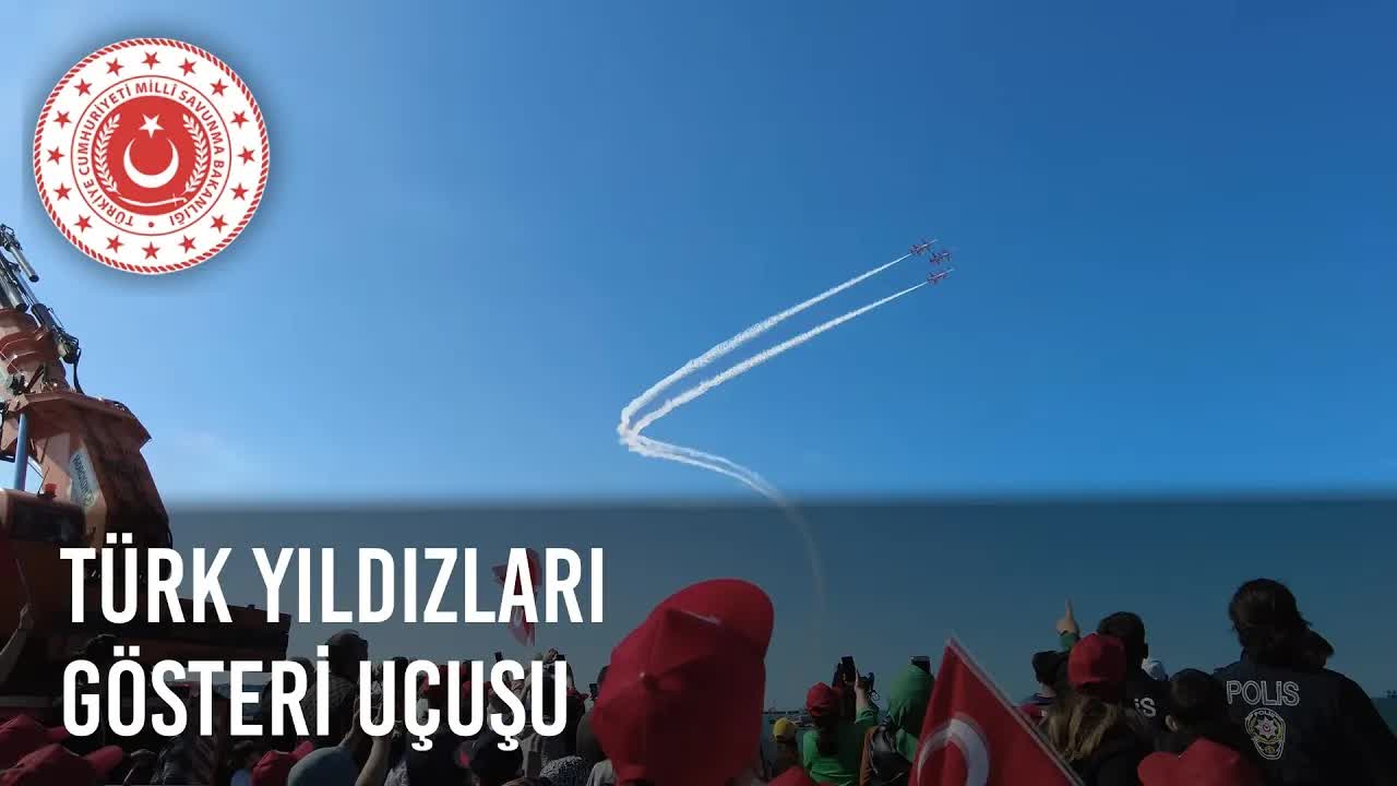 19 Mayıs Atatürk’ü Anma, Gençlik ve Spor Bayramı'nda Türk Yıldızları'nın gösteri uçuşu büyük ilgi gördü