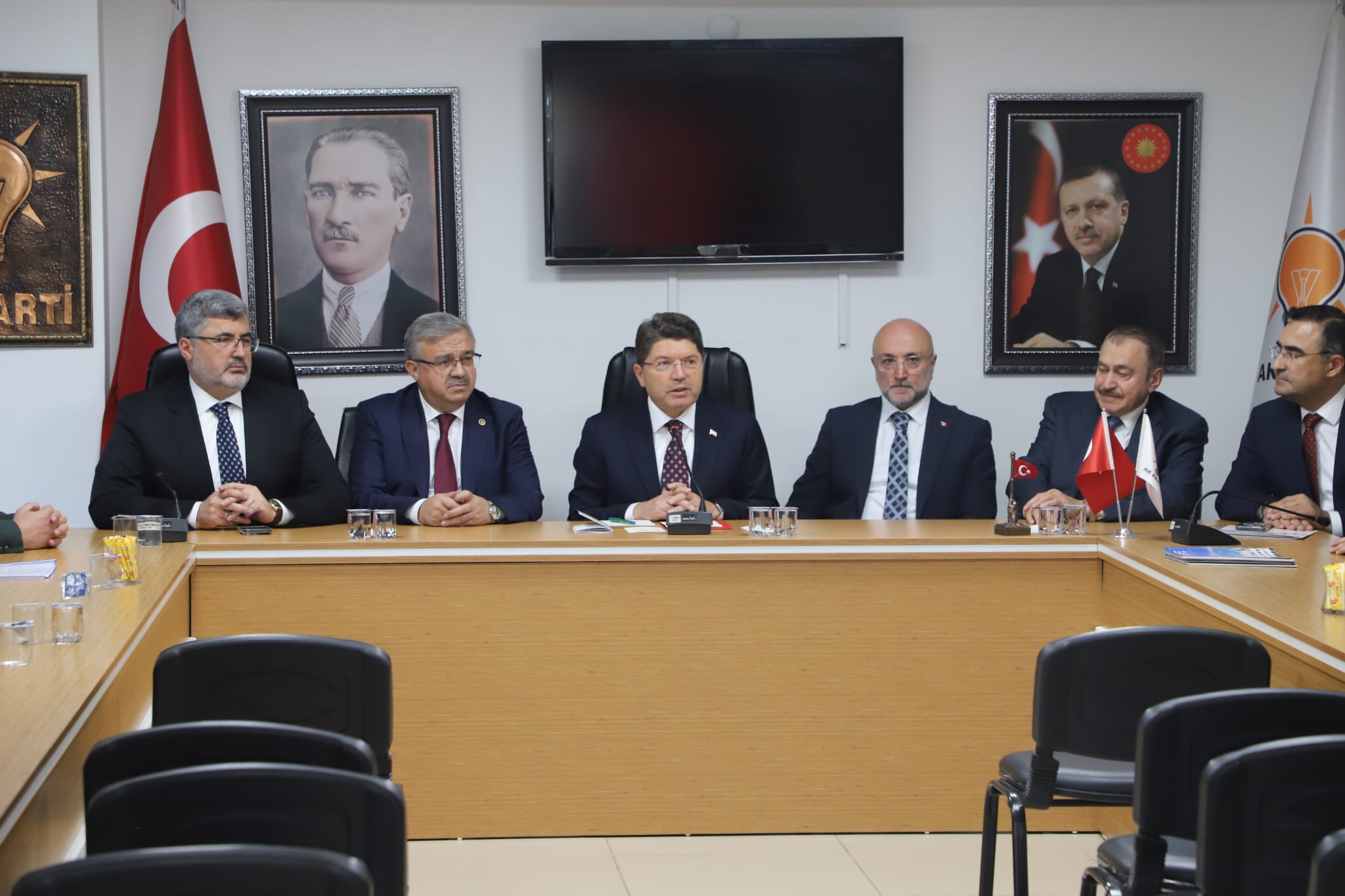 BAKAN TUNÇ AK PARTİ AFYON TEŞKİLATI'YLA BİR ARAYA GELDİ