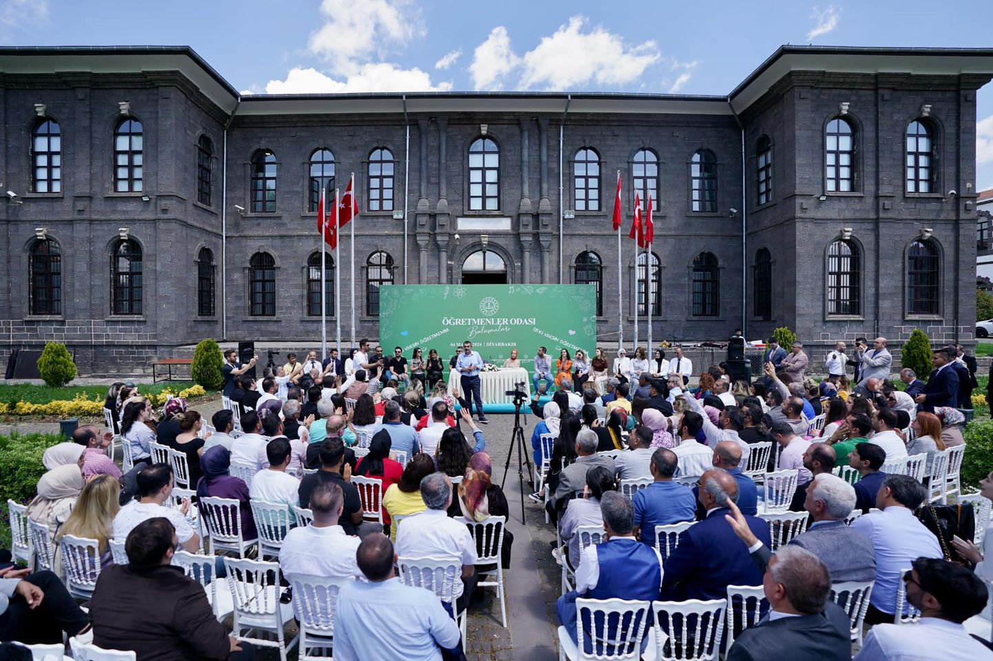 Milli Eğitim Bakanı Yusuf Tekin, Öğretmenlerin Haklarını Koruma Sözü Verdi