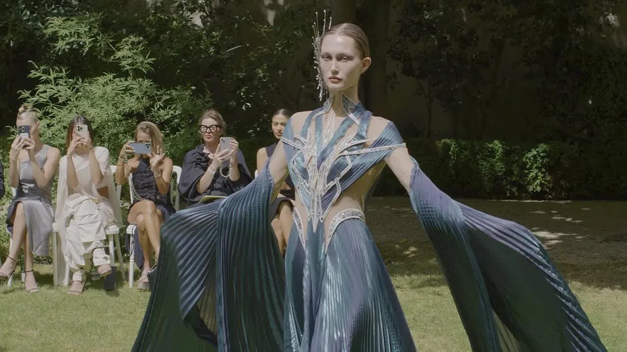 Ünlü moda tasarımcısı Iris Van Herpen Onun 2023/2024 Sonbahar Kış Haute Couture Koleksiyonu'nu tanıttı