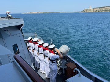 Pakistan Deniz Kuvvetlerine Ait Babur Gemisi Çanakkale Boğazı'ndan Şehitlere Saygı Duruşunda Bulunarak Geçti