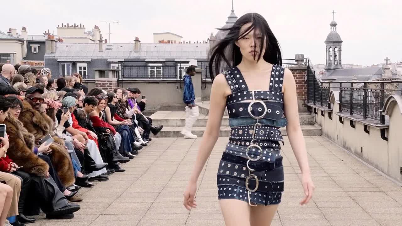 Paris Moda Haftası'nda Jeanne Friot'un IDOLS Temalı 2025 İlkbahar-Yaz Koleksiyonu Tanıtıldı