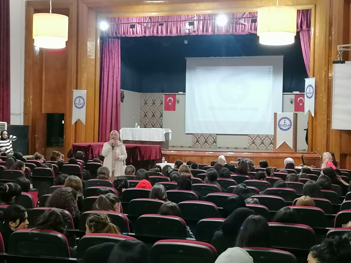 Manisa'da Liseli Gençler Peygamberimizi Anmak İçin Bir Etkinlik Düzenledi