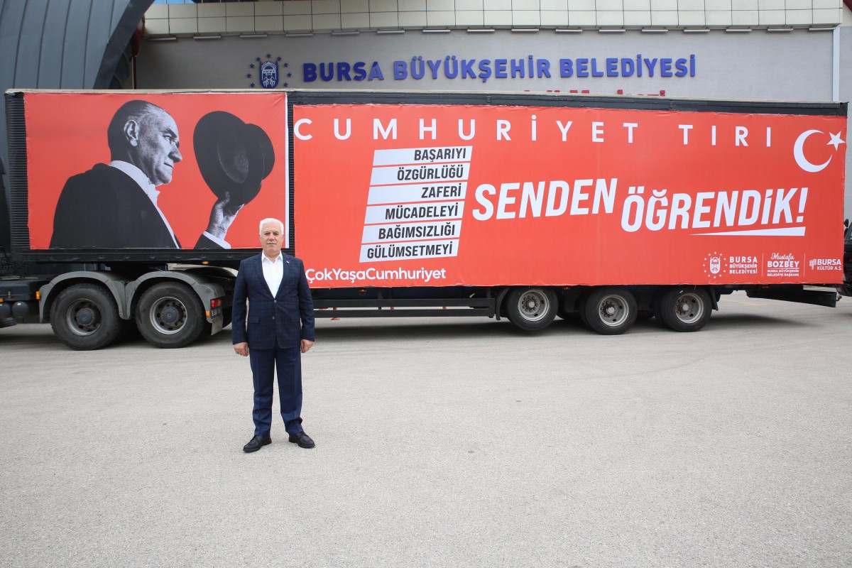 Bursa Büyükşehir Belediyesi, Cumhuriyet Tırı ile Bursalıları Cumhuriyet Bayramı coşkusuna sürükledi