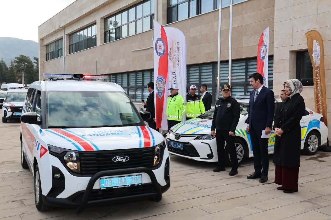 Emniyet ve Jandarma Teşkilatlarına Yeni Araçlar Teslim Edildi