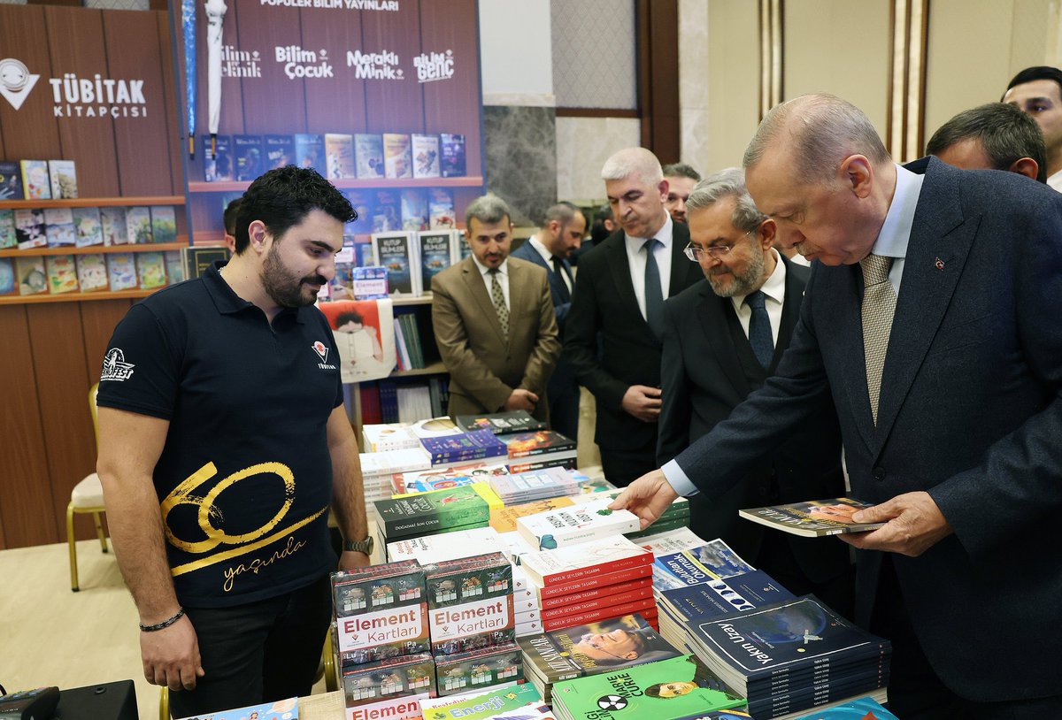 Sanayi ve Teknoloji Bakanı Mehmet Fatih KACIR, Cumhurbaşkanlığı Külliyesi'nde Kitap Fuarını Ziyaret Etti