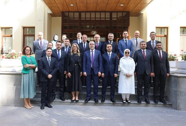 Çalışma ve Sosyal Güvenlik Bakanı Özbek, Özbekistan'da Büyükelçi Ulutaş ile Bir Araya Geldi