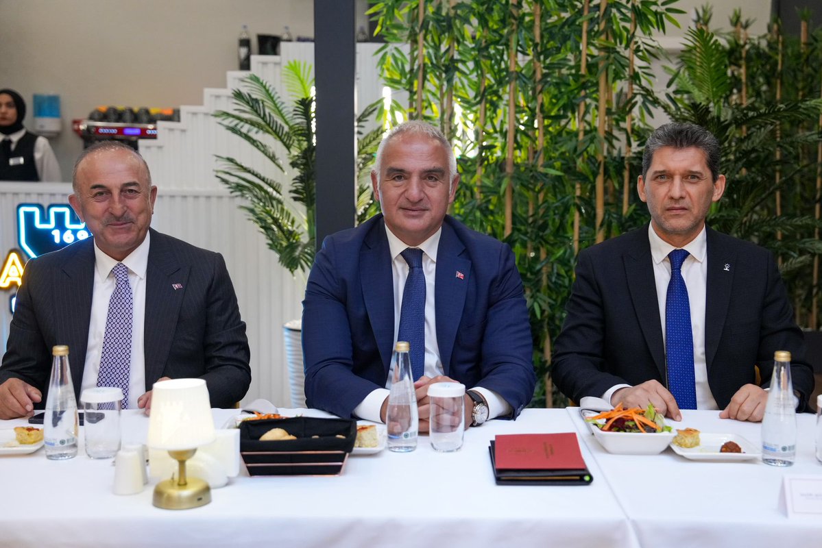 Kültür Turizm Bakanı Ersoy, Antalya'da AK Parti Delegeleriyle Toplantı Yaptı