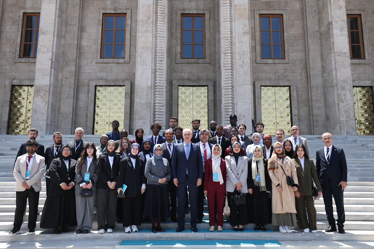 TBMM Başkanı Kurtulmuş, Maarif Mezunları Diplomasi Kampı'ndaki Öğrencilerle Buluştu