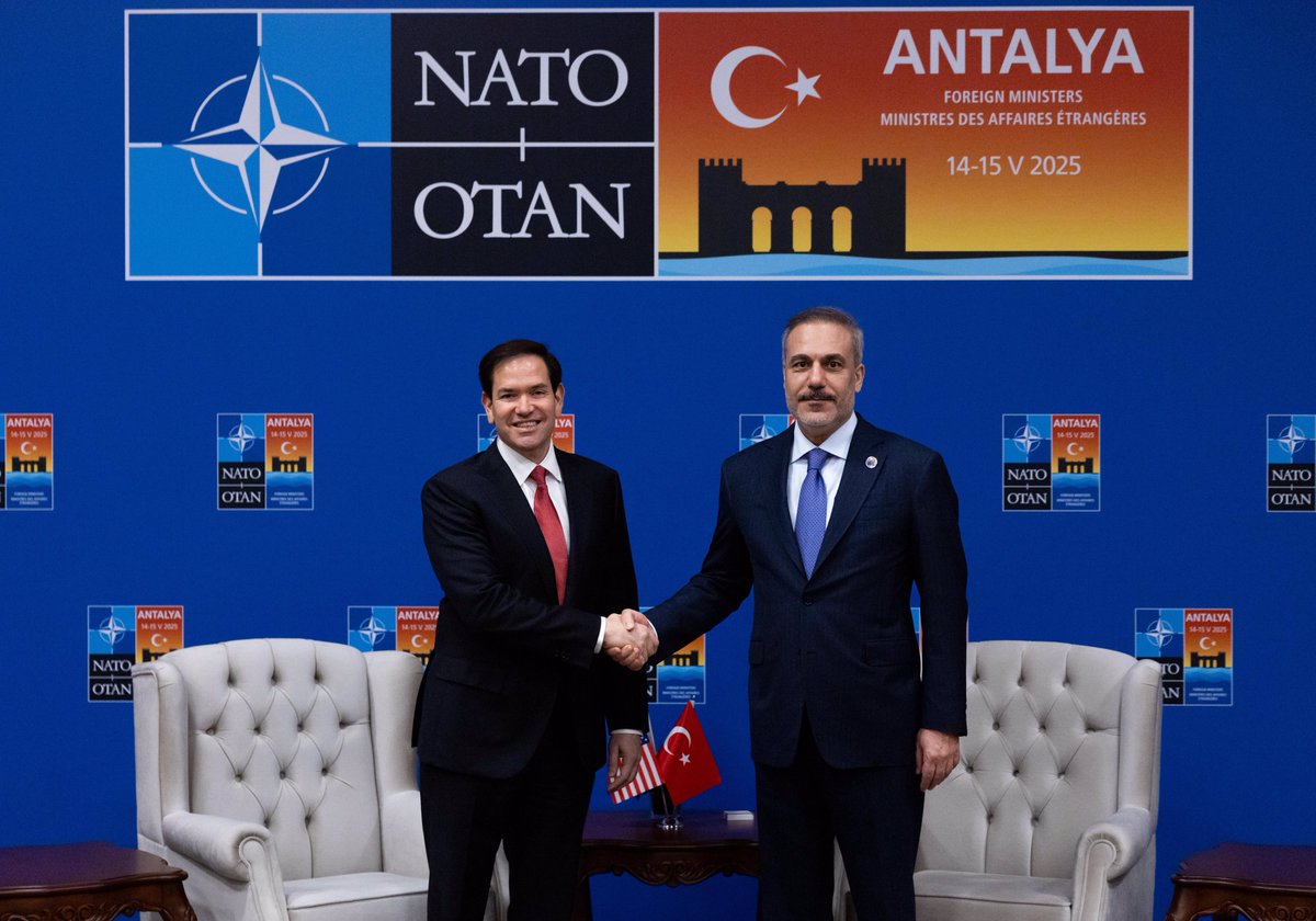 Dışişleri Bakanı Fidan, NATO Toplantısı'nda ABD'li Meaklem ile Bir Araya Geldi