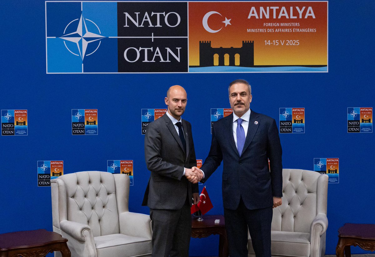 Dışişleri Bakanı Fidan, NATO Toplantısı'nda Fransız Mevkidaşıyla Görüşme Gerçekleştirdi