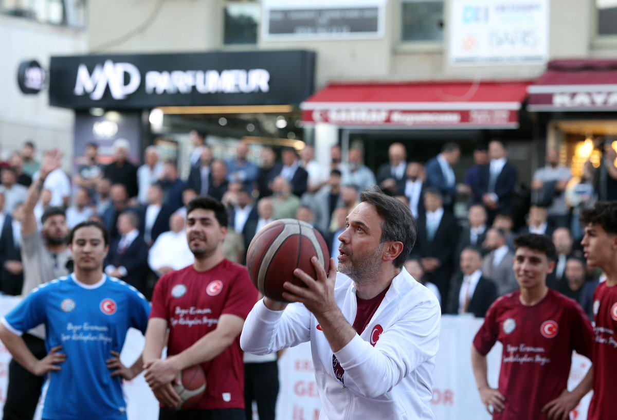 Bakan Bayraktar Erzincan'da Gençlerle Basketbol Maçı Yaptı