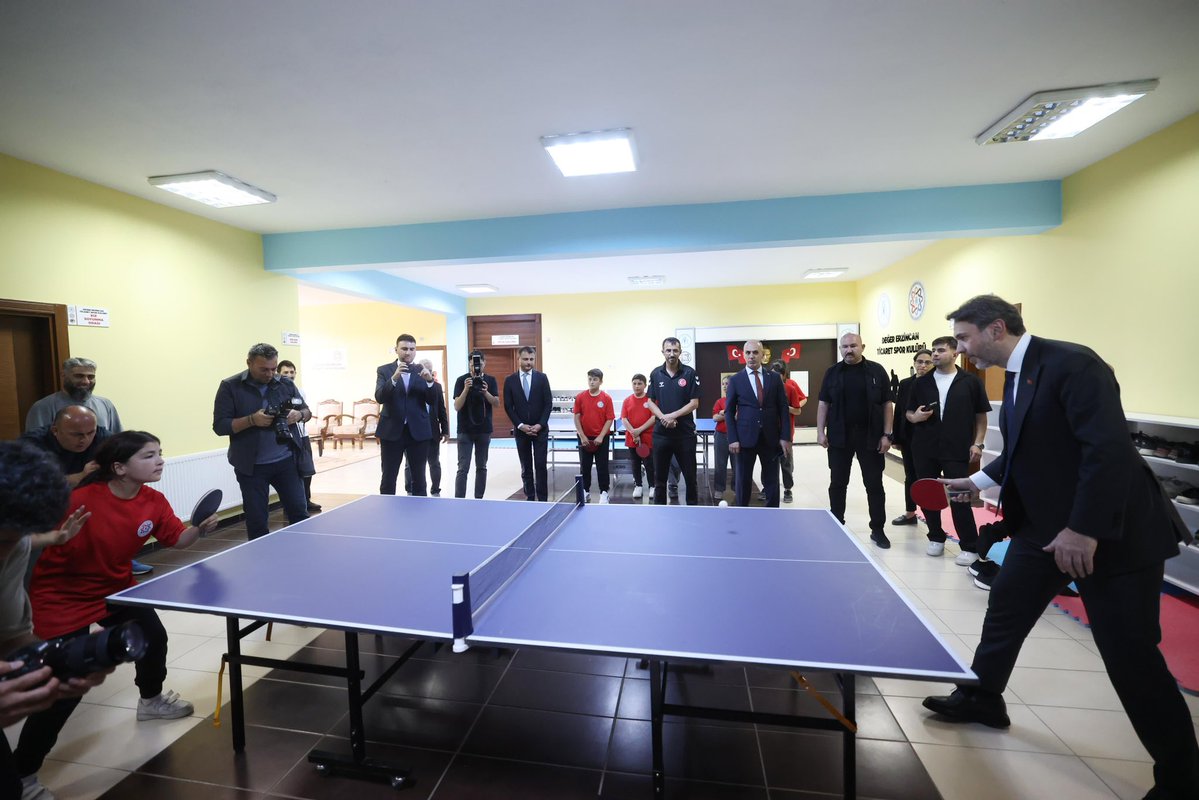 Bakan Bayraktar Erzincan Ticaret Spor Kulübü'nü Ziyaret Etti
