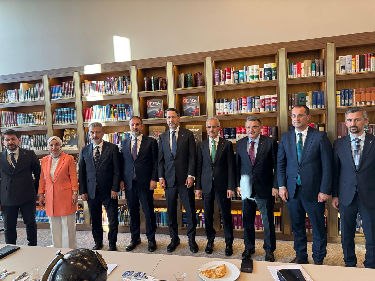 Ulaştırma ve Altyapı Bakanı Uraloğlu, AK Parti Genel Merkezi'nde Toplantıda Bulundu